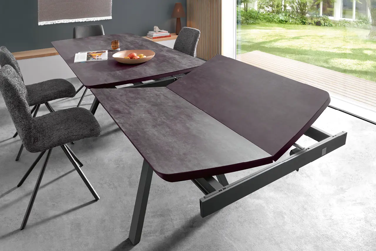 Moderner ausziehbarer Esstisch mit dunkler Tischplatte in Keramikoptik. Funktionaler Design Esstisch für Esszimmer und Wohnbereich mit stabilem Gestell, ideal für flexible Nutzung und zeitgemäßes Wohnen.